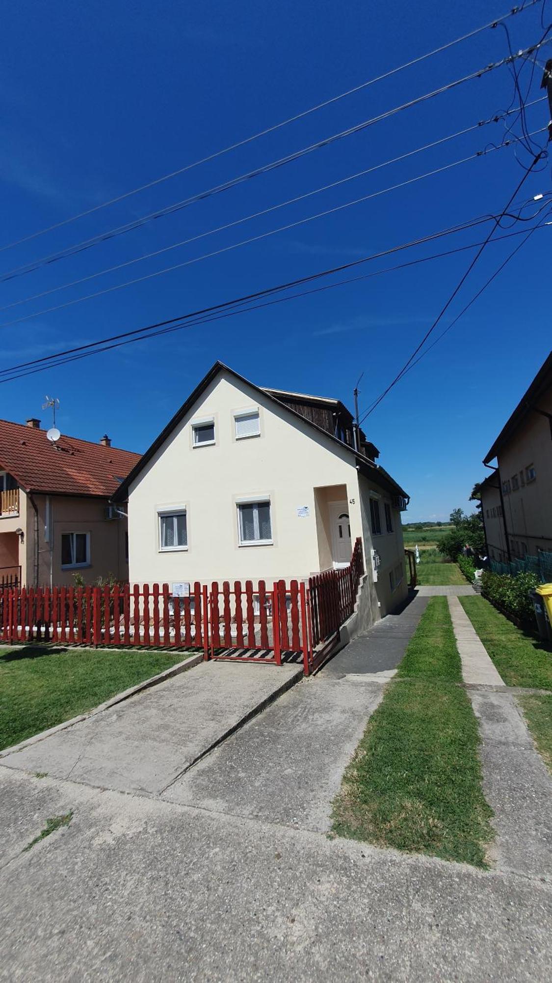 Berbe Apartman Balatonlelle Extérieur photo